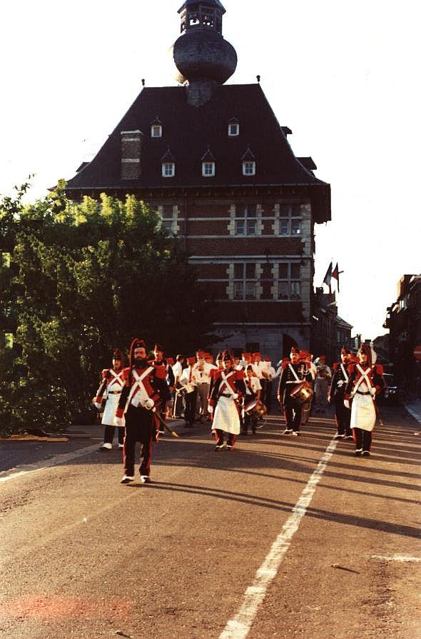 le gast des dames précédé d'un rang de Sapeurs et de tambours